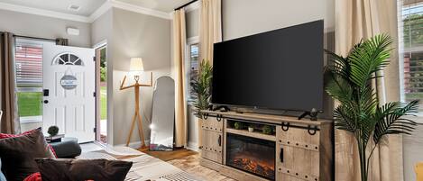 Smart TV, tavolo da calcetto, tavolo da ping pong, libri