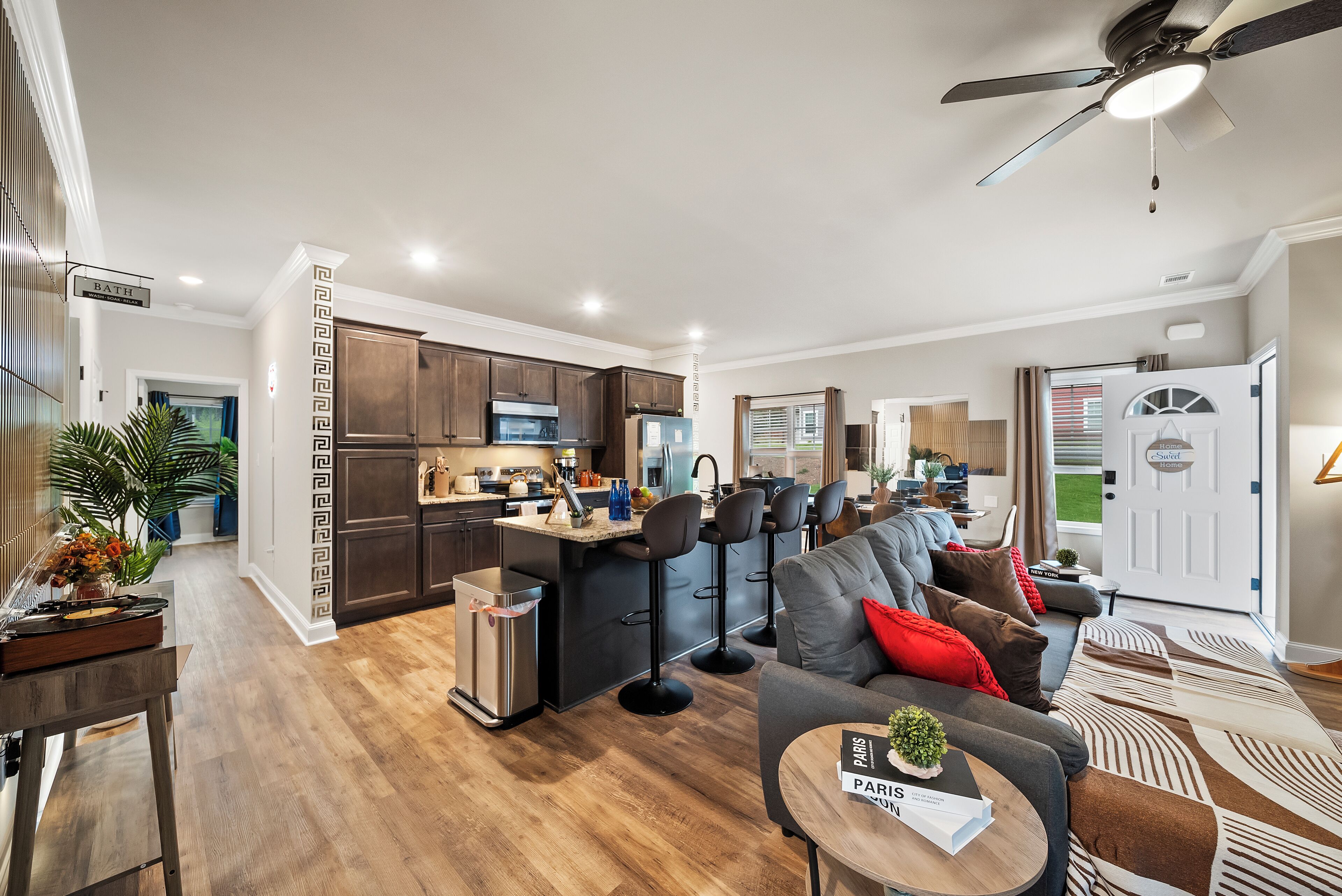 Een smart-tv, tafelvoetbal, een tafeltennistafel en boeken