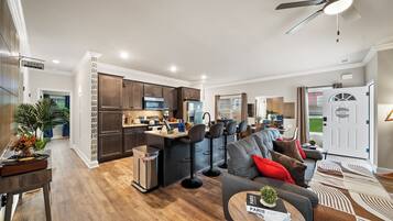 Een smart-tv, tafelvoetbal, een tafeltennistafel en boeken