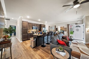 TV connectée, baby-foot, table de tennis de table, livres