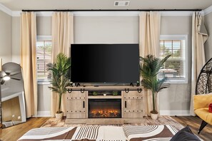 8 chambres, bureau, fer et planche à repasser, lit parapluie