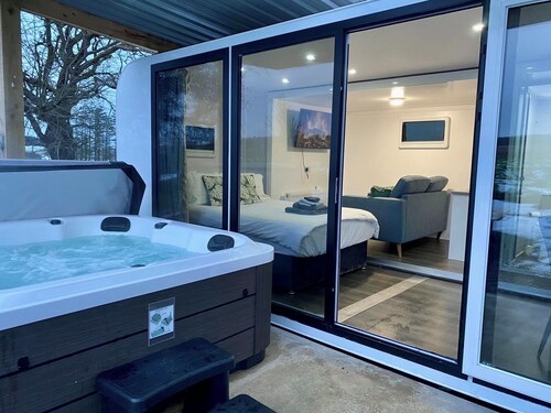 This dome house is a 1 bedroom(s), 1 bathrooms, located in Causeway Coast and Glens, Northern Ireland.