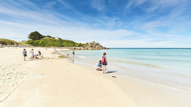 A sandy beach with clear blue water and a rocky outcrop in the distance. - Vacation home -6 to 8 people (Cléder)