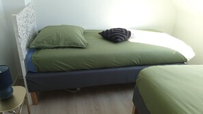 4 makuuhuonetta, silitysrauta/-lauta, ilmainen Wi-Fi, vuodevaatteet