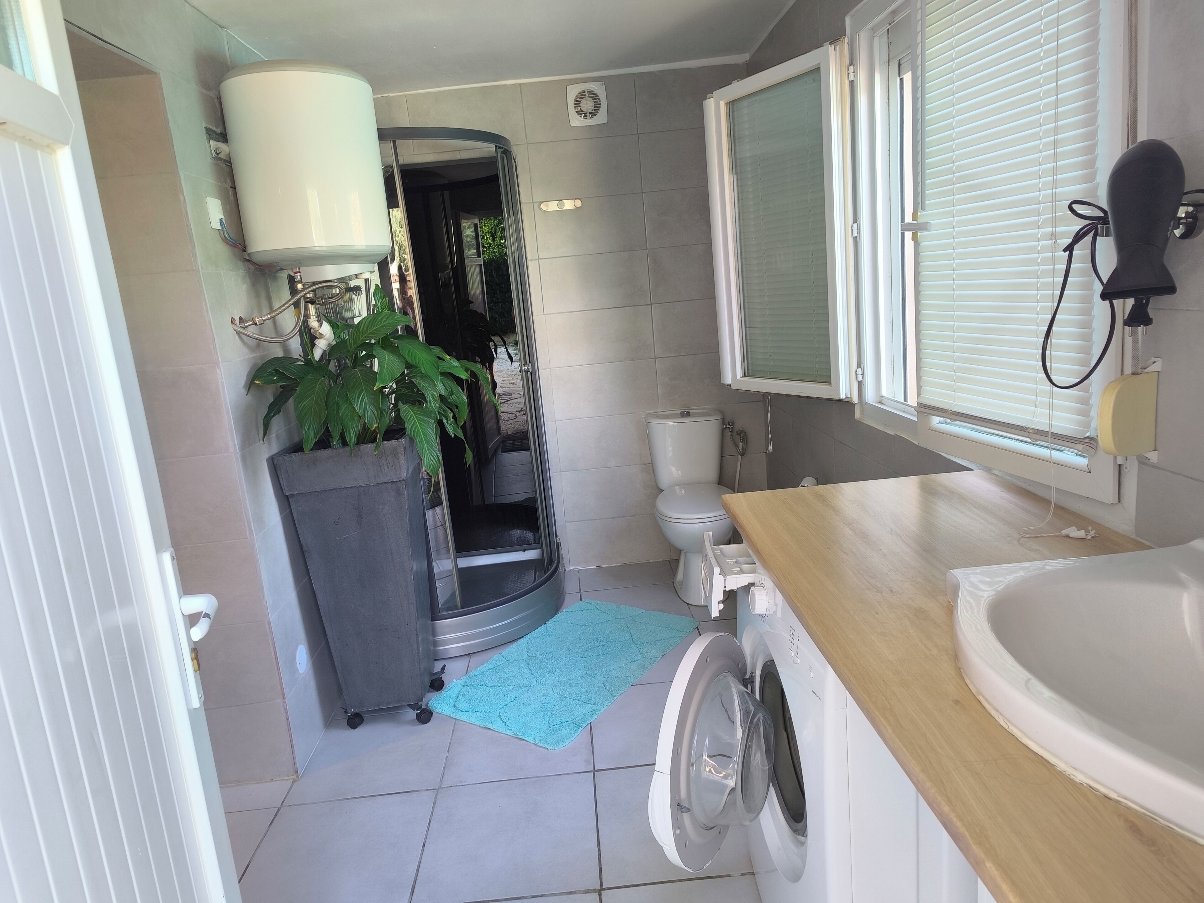 Haartrockner, Handtücher, Toilettenpapier