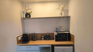 A compact kitchenette with a microwave, toaster, and kettle. - Provence getaway just minutes from Cassis with private pool (Carnoux-en-Provence)
