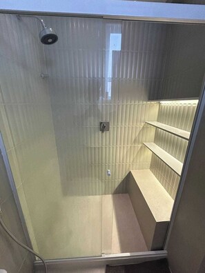 Een douche, een haardroger