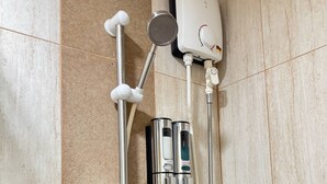 Une salle de bain équipée d’une douche, d’un pommeau de douche à main, d’un appareil de massage à main et d’une pompe de douche à main.