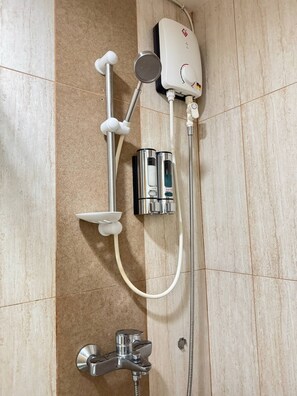 Douche, sèche-cheveux, serviettes fournies, papier toilette