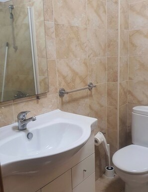 Serviettes fournies, savon, papier toilette