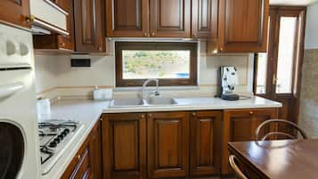 Horno, placa de cocina, lavavajillas y cafetera o tetera