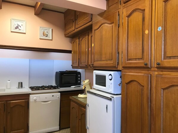 Fridge, microwave, oven, dishwasher