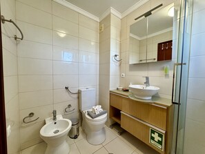 Een douche, handdoeken