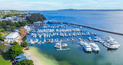 Seaspray Haven, 10 Seaspray Ave - air con, complex pool, Wi-Fi, Linen
