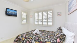 3 bedrooms, iron/ironing board, travel cot, free WiFi - Seaspray Haven, 10 Seaspray Ave - air con, complex pool, Wi-Fi, Linen (Nelson Bay)
