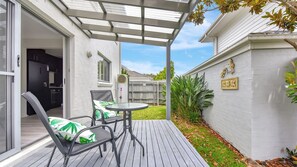 Outdoor dining - Seaspray Haven, 10 Seaspray Ave - air con, complex pool, Wi-Fi, Linen (Nelson Bay)