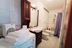 Dusche, Haartrockner, Bidet, Handtücher