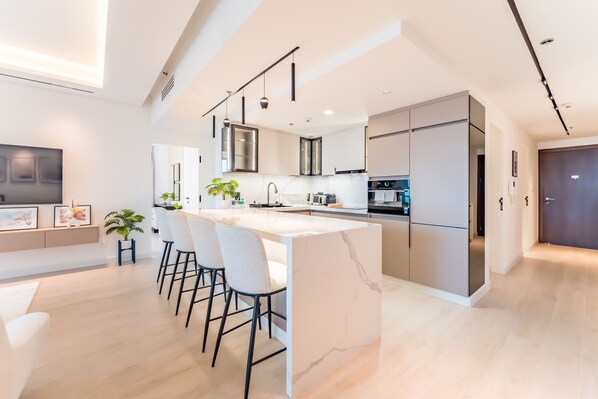 Een koelkast, een microgolfoven, een oven, een kookplaat