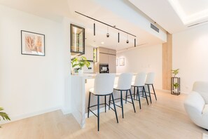 Interior - Golf Course And Canal Views, Mins to Dubai Marina And Dubai Mall, Golf Towers by Deluxe Holiday Homes (Dubai)