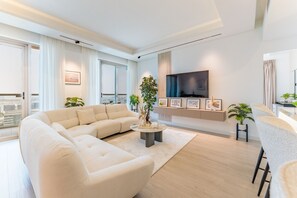 TV - Golf Course And Canal Views, Mins to Dubai Marina And Dubai Mall, Golf Towers by Deluxe Holiday Homes (Dubai)