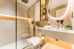 Shower, hair dryer, towels, soap - Golf Course And Canal Views, Mins to Dubai Marina And Dubai Mall, Golf Towers by Deluxe Holiday Homes (Dubai)