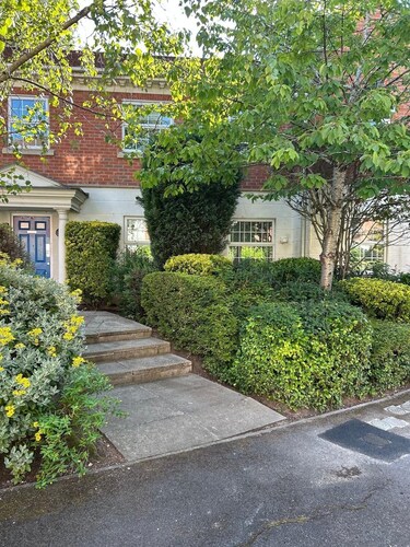 Charming 2-bedroom apartment near Southport with free parking