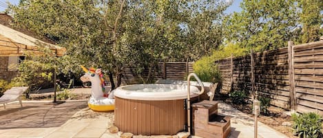 Outdoor spa tub