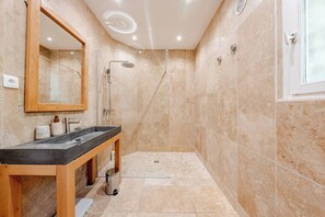 تجهيزات دش، مجففات شعر، مناشف، صابون