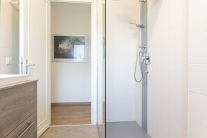 Dusche, Haartrockner, Bidet, Handtücher