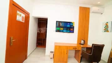 Phòng Economy, ban công, quang cảnh thành phố | Bàn, khu vực làm việc phù hợp cho laptop, màn/rèm cản sáng