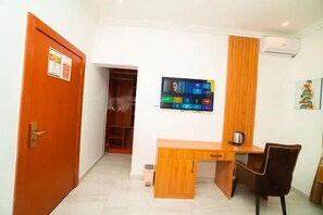 Habitación económica, balcón, vista a la ciudad | Escritorio, espacio para trabajar con laptop y cortinas blackout