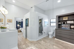 3 bedrooms, desk, iron/ironing board, travel cot - Modern 3BR Naples retreat with private pool & hot tub, near beaches. Bonus: Miami World Cup matches just a scenic drive away. (Naples)