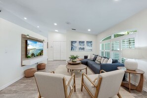 Smart TV, offices - Modern 3BR Naples retreat with private pool & hot tub, near beaches. Bonus: Miami World Cup matches just a scenic drive away. (Naples)