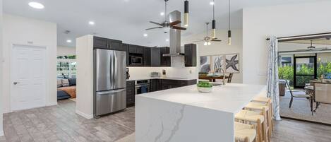 冷蔵庫、電子レンジ、オーブン、コンロ