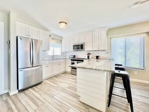 Geladeira, micro-ondas, fogão, cooktop