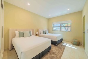 3 室のベッドルーム、デスク、アイロン / アイロン台、WiFi