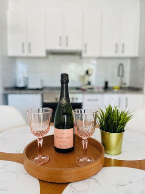 Fridge, oven, stovetop, electric kettle