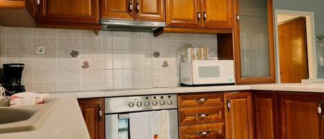 Fridge, microwave, oven, coffee/tea maker