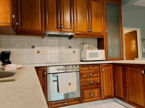 Fridge, microwave, oven, coffee/tea maker