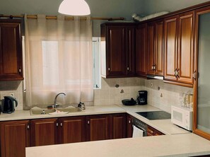 Refrigerador, microondas, horno y cafetera y tetera 