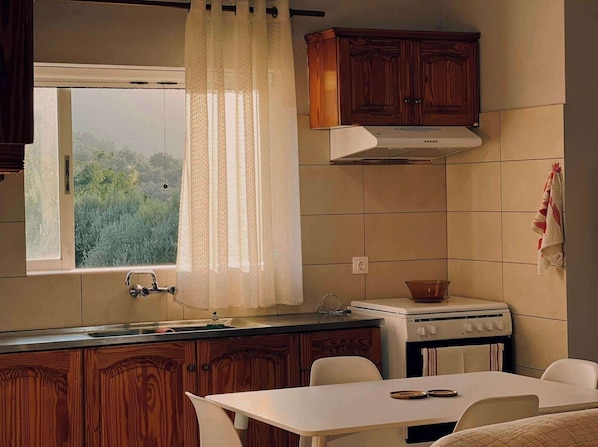 Réfrigérateur, four, cafetière/bouilloire, grille-pain
