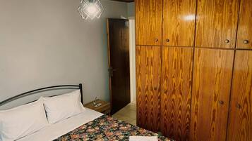 Tabla de planchar con plancha, wifi y ropa de cama