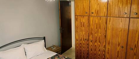 2 makuuhuonetta, silitysrauta/-lauta, Wi-Fi, vuodevaatteet