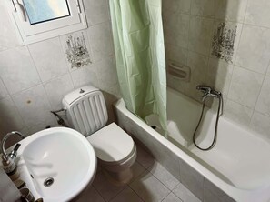 Chuveiro, secador de cabelo, toalhas de banho 