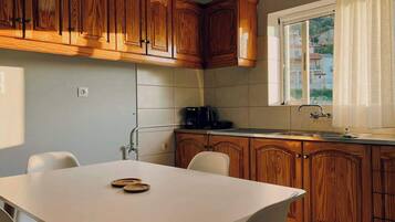 Refrigerador, horno, cafetera y tetera y tostadora