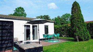 Outdoor dining - Your tropical resort by the sea (Warmenhuizen)