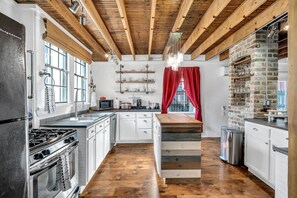 ثلاجة، ميكروويف، فرن، موقد طهي مسطح