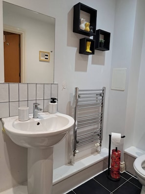 Serviettes fournies, papier toilette