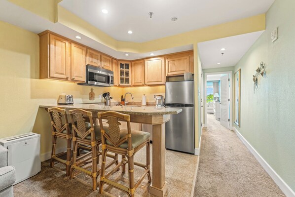 Réfrigérateur, four à micro-ondes, lave-vaisselle, cafetière-théière