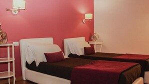 A hotel room with two beds, a small table, and a lamp. - Borgo degli Angeli Resort & Spa (Partinico)